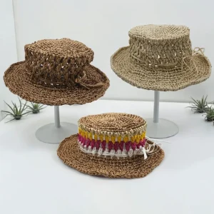 Chapeau crocheté en raphia beige, café et multicolore