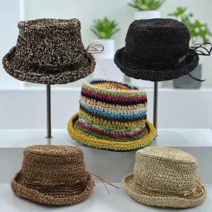 Chapeaux d'été crocheté en raphia de différentes couleurs