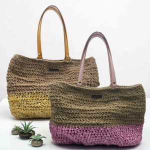 Sac cabas, de plage, crocheté en ficelle de jute beige et ficelle plastique rose/jaune avec anses en cuir amovibles rose/jaune