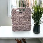 Antonella Sac ajouré crocheté en ficelle polypropylène de couleur rose irisé.