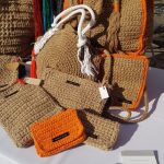 Photo du stand à une manifestation avec des sacs et pochettes crochetés