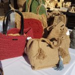 Photo du stand à une manifestation avec des sacs et pochettes crochetés