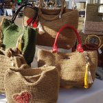 Photo du stand à une manifestation avec des sacs et pochettes crochetés