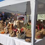 Photo du stand à une manifestation avec des sacs et pochettes crochetés