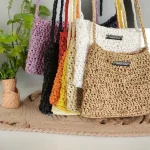 Barbara Pochette bandoulière crochetée en raphia