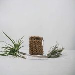 Adélia Pochette porte-téléphone crochetée en ficelle de jute beige, avec son anse bandoulière en chaine acier