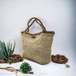 Alphonsa Sac cabas crocheté en raphia couleur naturel avec bordure et anses en corde de coton tressé marron.