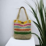 Alvina Sac Tote Bag crocheté en raphia beige avec rayures colorées: vert, orange, bleu, rose et jaune