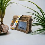 Ama pochette bandoulière en ficelle de jute beige avec poche en jeans recyclé et bandoulière fleurie