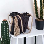 Bianca Sac ajouré crocheté en ficelle de jute de couleur noire avec une anse en corde de chanvre.