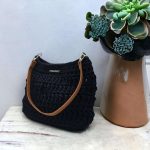 Edita sac crocheté en trapilho marine avec anse en cuir camel