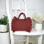 Eva sac crocheté en ficelle de jute rouge bordeaux avec des points noisette sur les côtés