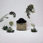 Misha Mini sac à main en corde à guinder beige avec de la fausse fourrure noire
