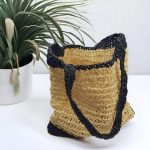 Rafaella Sac fourre-tout crocheté en raphia couleur naturel avec fond et anses en raphia noir.