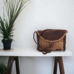 Sylvia Pochette bandoulière crochetée en raphia beige et marron