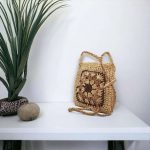 Ursula Pochette bandoulière crochetée en raphia couleur naturel, beige et marron avec un motif "granny"