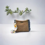 Juana Pochette crochetée en ficelle de jute et jean recyclé avec bandoulière ajustable fleurie