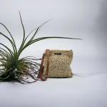 Angela Pochette crochetée en raphia beige avec bandoulière en cuir camel