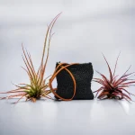 Angela Pochette crochetée en raphia noir avec bandoulière en cuir orange