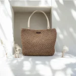 Celia II Sac cabas crocheté en ficelle de jute beige avec anses en cuir blanc cassé à pressions couleur bronze