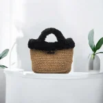 Nika Sac à main crochetée en ficelle de jute beige gansé de fausse fourrure noire