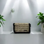 Avalina Pochette à main crochetée en corde beige gansée de fausse fourrure noire