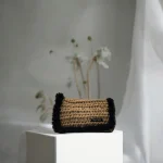 Avalina Pochette à main à rabat crochetée en ficelle de jute beige gansée de fausse fourrure noire