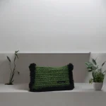 Avalina Pochette à main à rabat crochetée en ficelle de jute kaki gansée de fausse fourrure noire portée