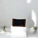 Avalina Pochette à main crochetée en ficelle de jute noire gansée de fausse fourrure marron