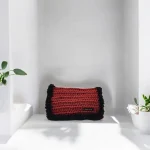 Avalina Pochette à main à rabat crochetée en ficelle de jute rouge bordeaux gansée de fausse fourrure noire