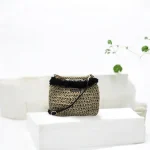 Anastasiya Pochette crochetée en corde beige gansée de fausse fourrure noire avec bandoulière amovible en cuir noir