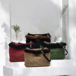 Anastasiya Pochette crochetée en ficelle de jute rouge bordeaux / beige / kaki / noir gansée de fausse fourrure noire / marron avec bandoulière amovible en cuir noir