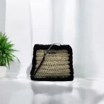Ivanna Pochette crochetée en corde beige gansée de fausse fourrure noire et bandoulière en cuir noir