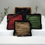 Ivanna Pochette crochetée en ficelle de jute rouge bordeaux / beige / kaki / noir gansée de fausse fourrure noire / marron avec bandoulière amovible en cuir noir