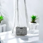 Sera Pochette crochetée en fil imitation cuir argenté avec bandoulière métal