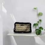 Pochette crochetée en corde beige gansée de fausse fourrure noire et bandoulière en cuir noir