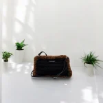 Zhanna Pochette crochetée en ficelle de jute noire gansée de fausse fourrure marron et bandoulière en cuir noir