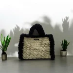 Angelina Sac à main crocheté en corde beige gansé de fausse fourrure noire