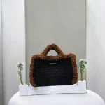 Angelina Sac à main crochetée en ficelle de jute noire gansée de fausse fourrure marron