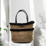 Iliena Sac crochetée en ficelle de jute beige avec rayures en fausse fourrure noire et anses en cuir