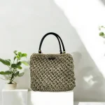 Paloma Sac cabas crocheté en corde beige avec anses en cuir noir à pressions amovibles