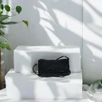 Antonina Pochette Bandoulière crochetée en raphia noir