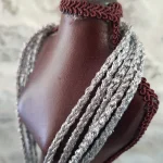 Collier sautoir crocheté en fil ruban argenté