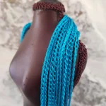 Collier sautoir crocheté en fil ruban bleu