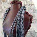 Collier sautoir crocheté en fil ruban gris