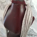 Collier sautoir crocheté en fil ruban beige