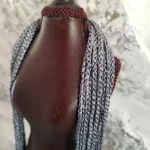 Collier sautoir crocheté en fil ruban gris foncé