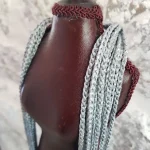 Collier sautoir crocheté en fil ruban gris