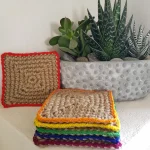 lot de sous-verres crochetés en ficelle de jute beige, bordés de coton coloré façon arc-en-ciel