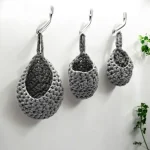 Corbeille suspendue crochetée en trapilho gris, fil de coton recyclé, disponibles en 3 tailles.